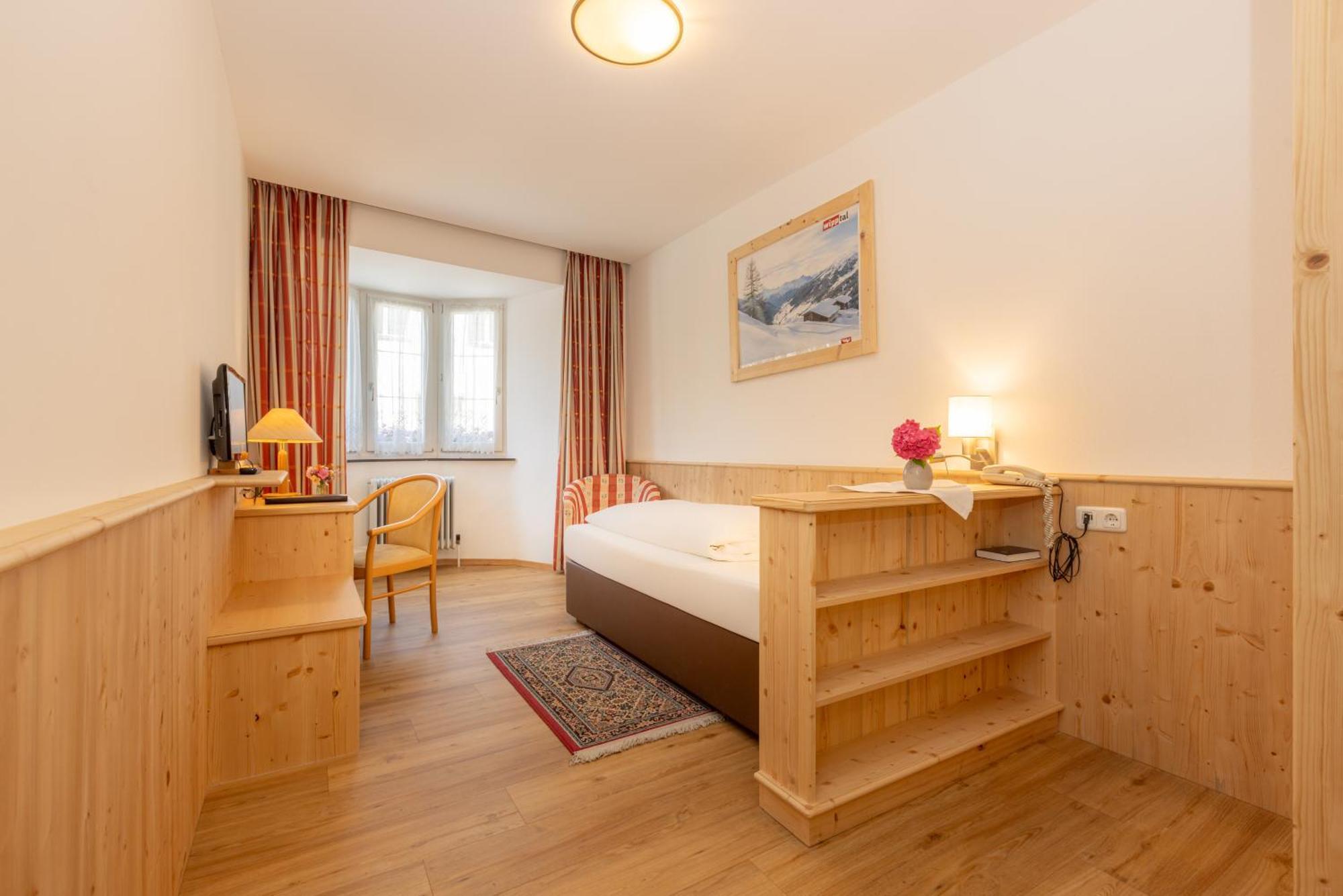 Hotel Krone Matrei am Brenner Ngoại thất bức ảnh